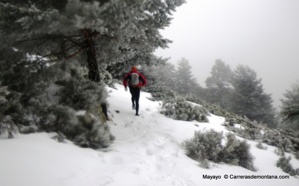 Trail running sobre nieve: Sendero tubería hacia Bola del Mundo.   