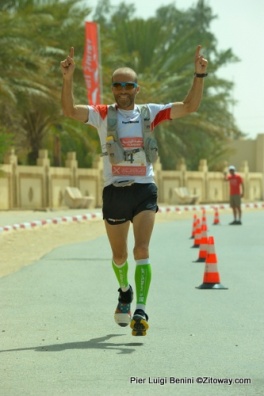 Raul entrando campeón de los 100kms del Sahara 2014 en Douz 